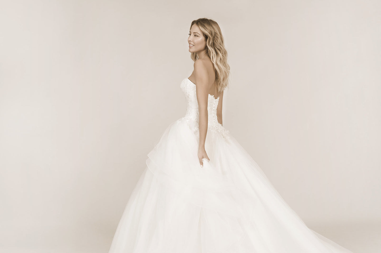 Frida Claire 7003 Amaril– Romantisches Brautkleid mit Spitzenapplikationen und fließendem Rock