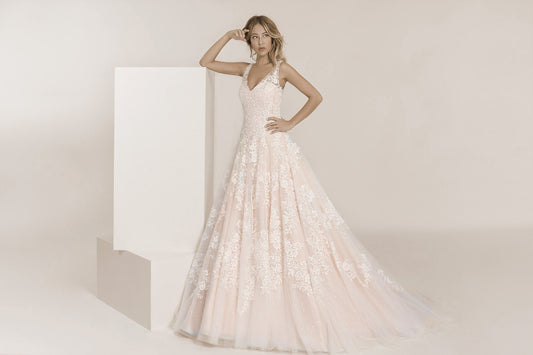 Frida Claire 7004 Genevieve – Klassische Eleganz mit zarter Spitze und fließendem Rock