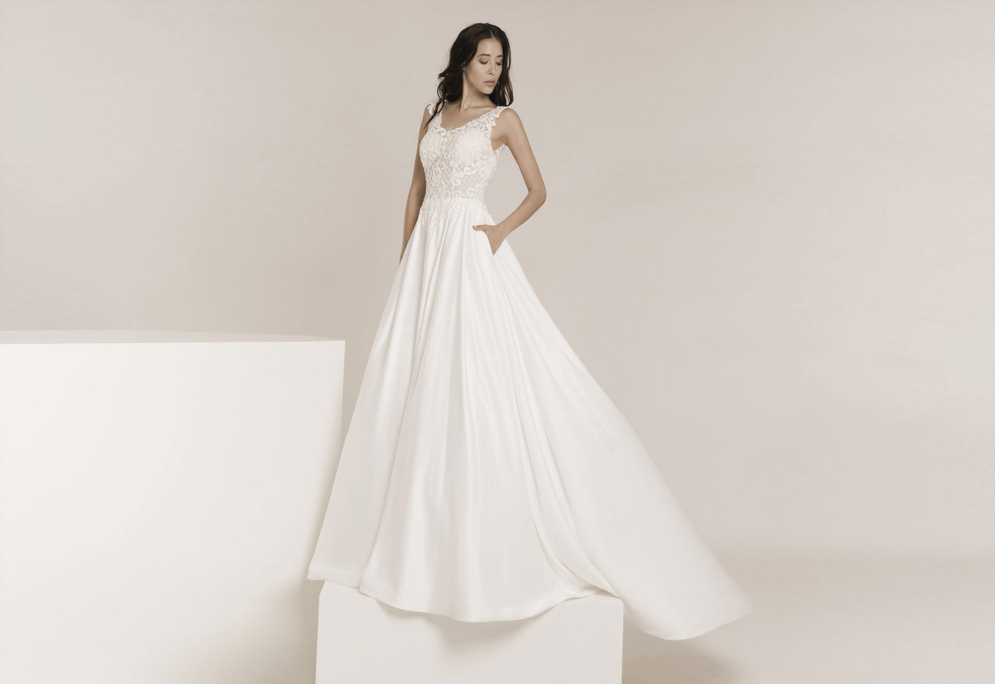 Frida Claire 7012 Audrey– Zartes Brautkleid mit edler Spitze und fließendem Rock