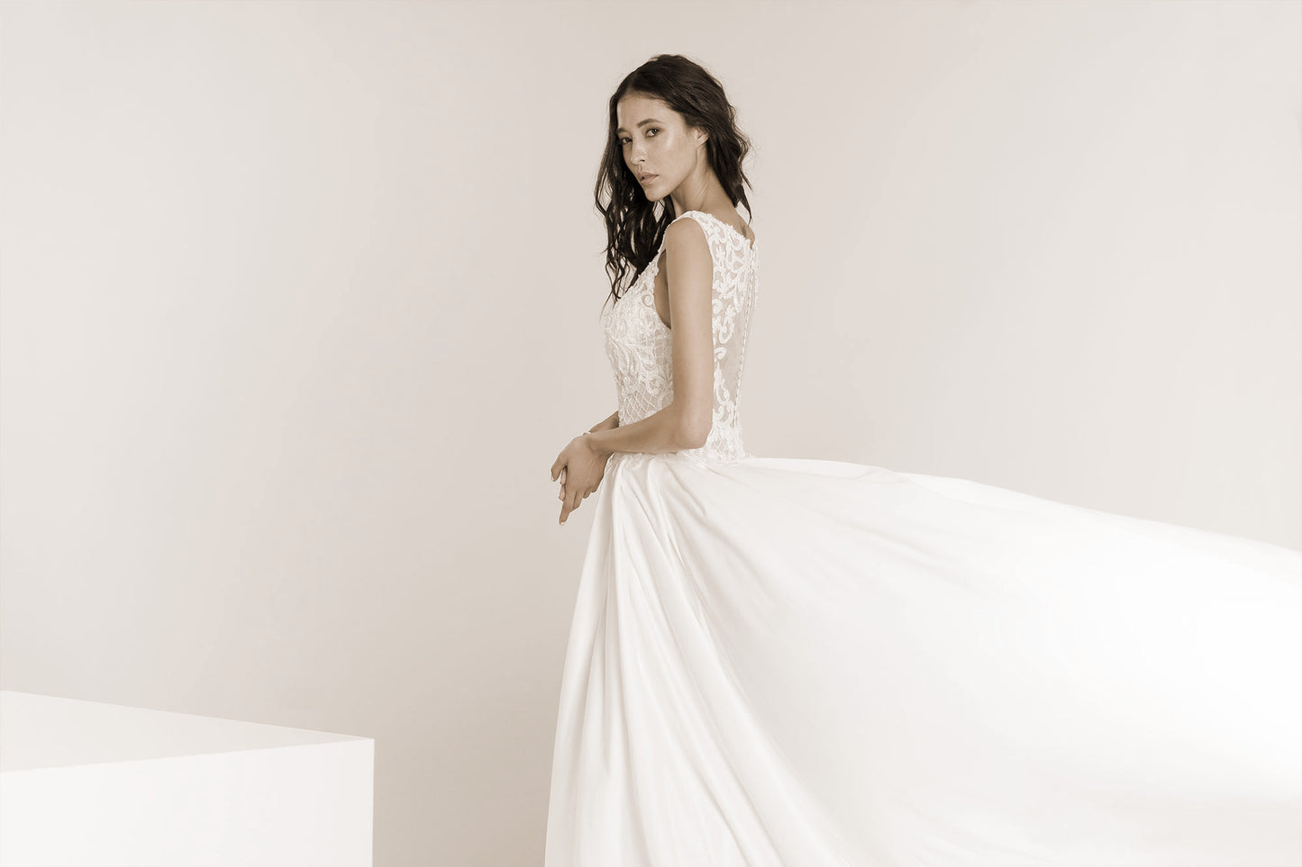 Frida Claire 7012 Audrey– Zartes Brautkleid mit edler Spitze und fließendem Rock