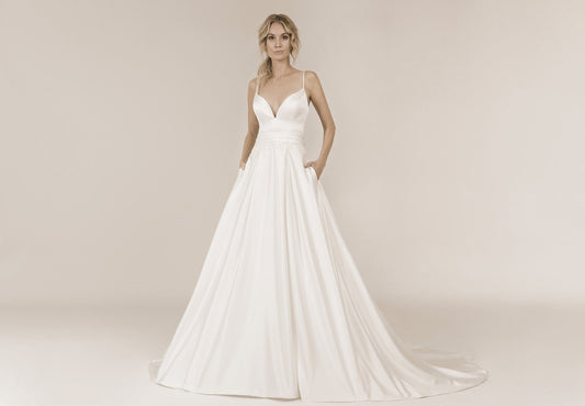 Frida Claire 7014 Seraphina – Elegantes Brautkleid mit hochgeschlossenem Oberteil und fließendem Rock