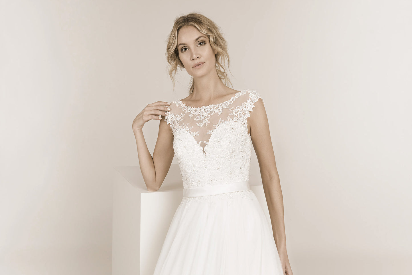 Frida Claire 7016 Giselle – Romantisches Brautkleid mit feiner Spitze und fließendem Rock