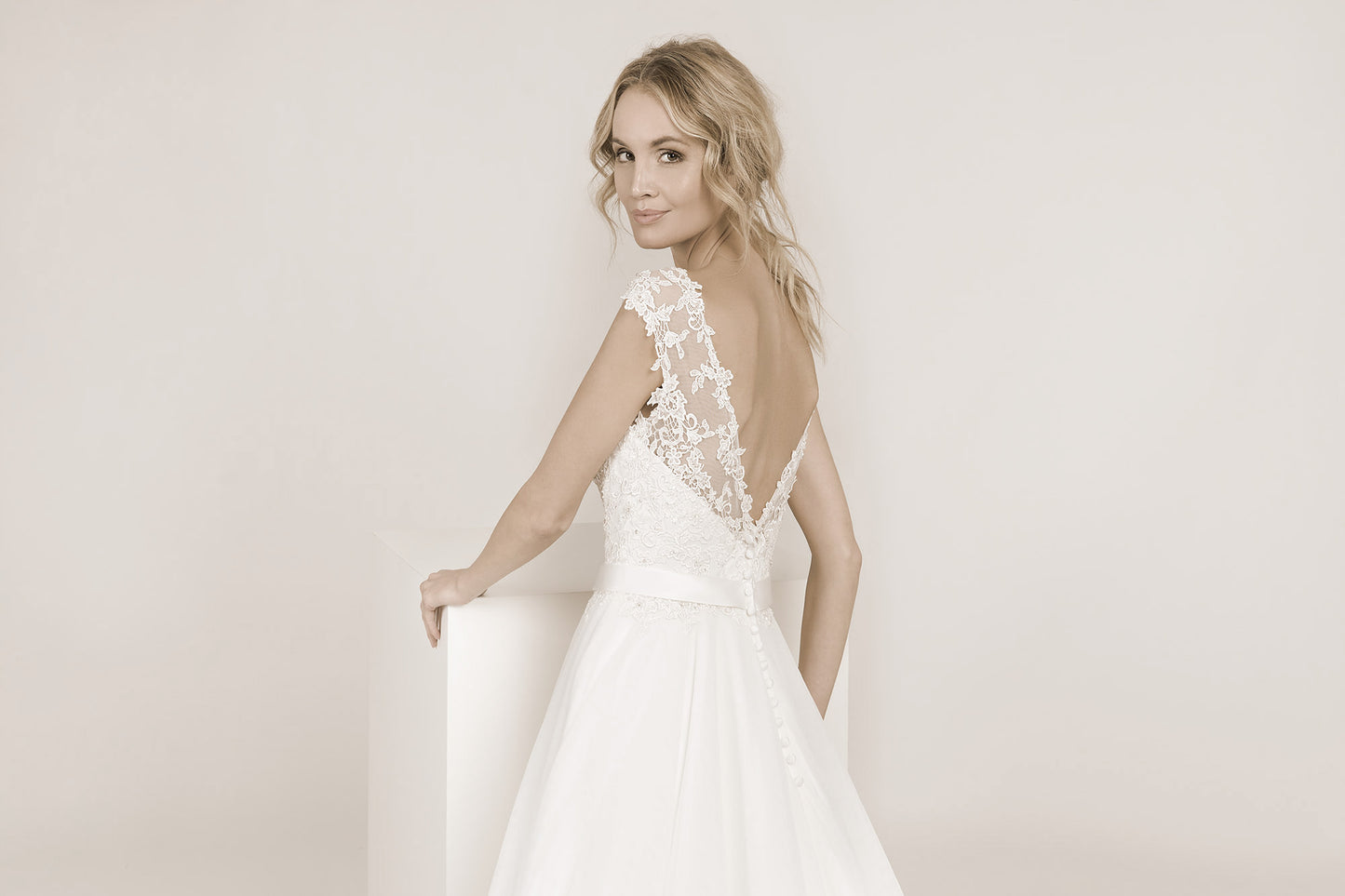 Frida Claire 7016 Giselle – Romantisches Brautkleid mit feiner Spitze und fließendem Rock