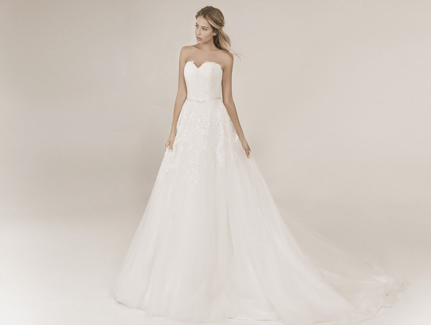 Frida Claire 7017 Anastasia– Romantisches Brautkleid mit zarter Spitze und fließendem Rock