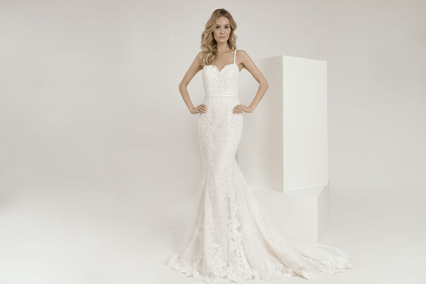 Frida Claire 7041 Ayla – Romantisches Brautkleid mit herzförmigem Ausschnitt und Spitzenapplikationen