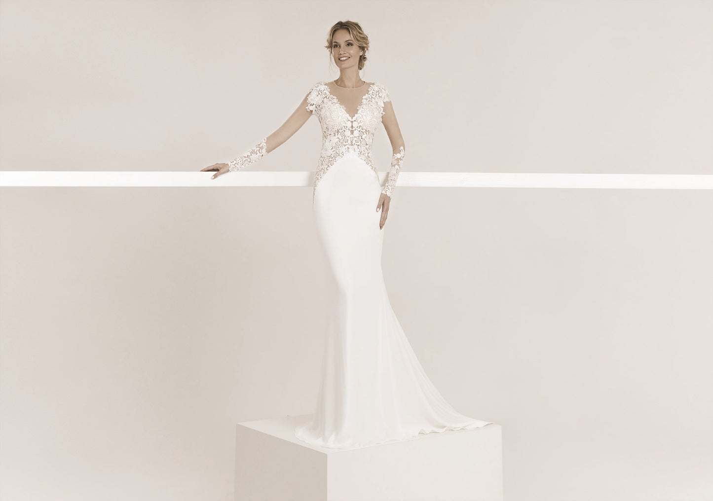 Frida Claire 7042 Cynthia – Elegantes Brautkleid mit V-Ausschnitt und Meerjungfrau-Silhouette