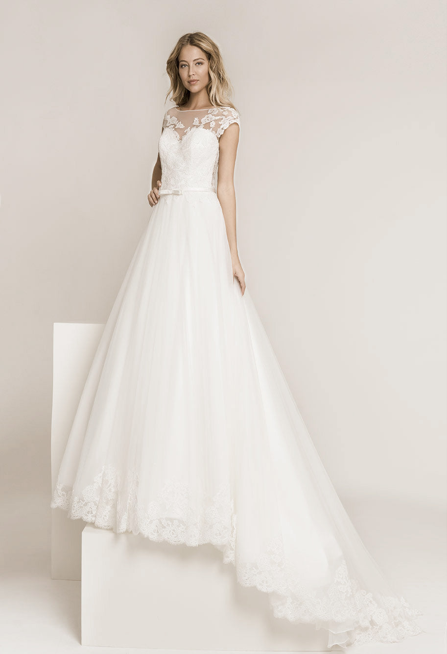 Frida Claire 7002 Primrose – Elegantes Brautkleid mit zarter Spitze und fließendem Tüllrock