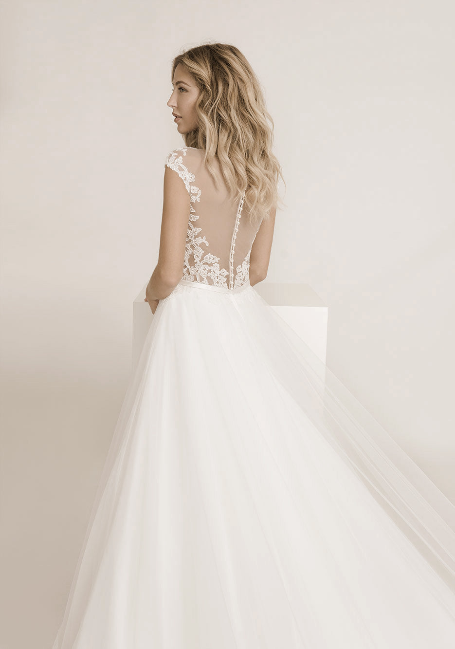 Frida Claire 7002 Primrose – Elegantes Brautkleid mit zarter Spitze und fließendem Tüllrock