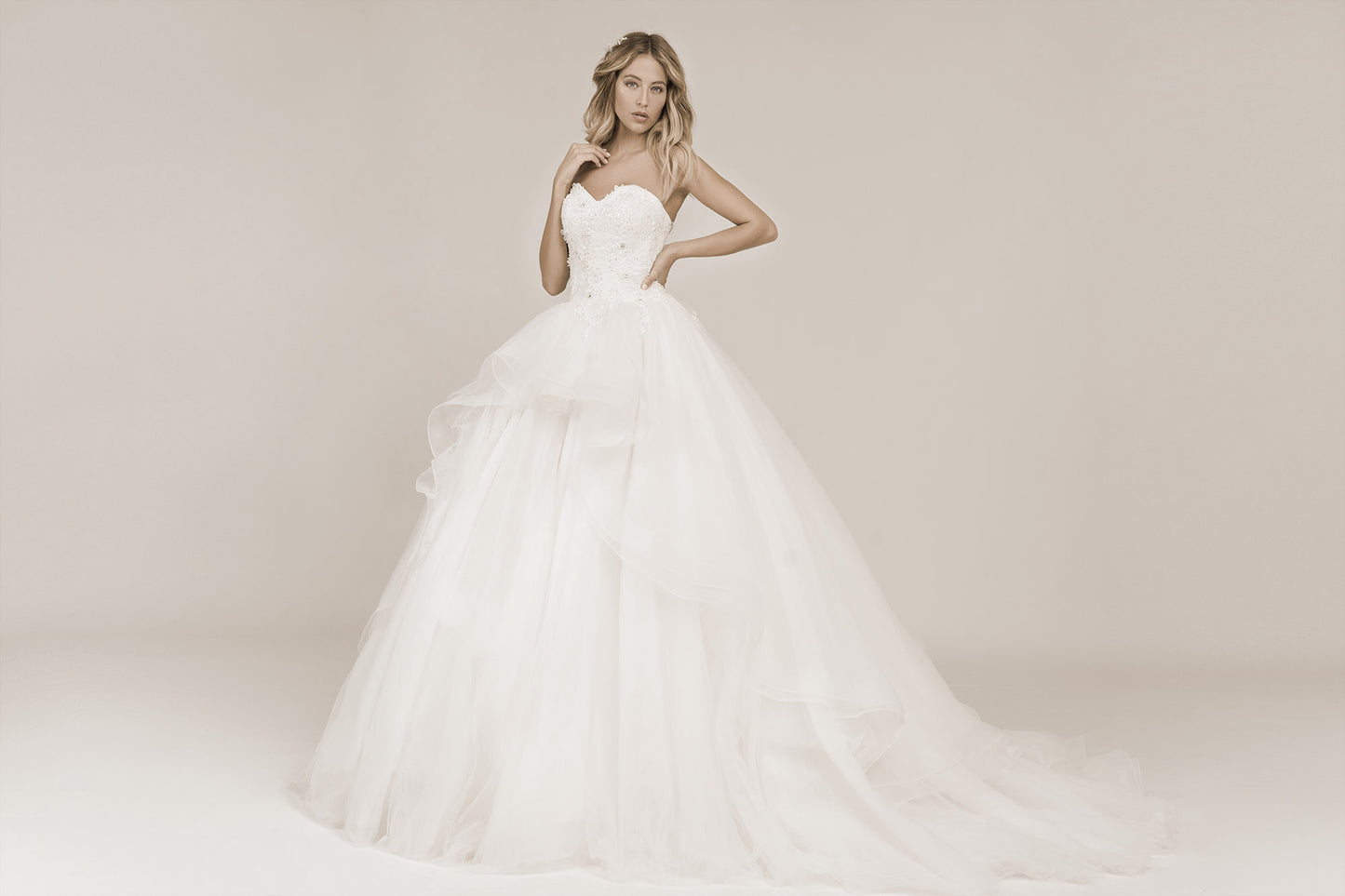 Frida Claire 7003 Amaril– Romantisches Brautkleid mit Spitzenapplikationen und fließendem Rock