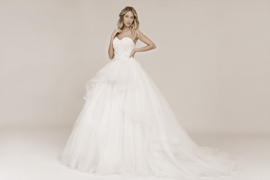 Frida Claire 7003 Amaril– Romantisches Brautkleid mit Spitzenapplikationen und fließendem Rock