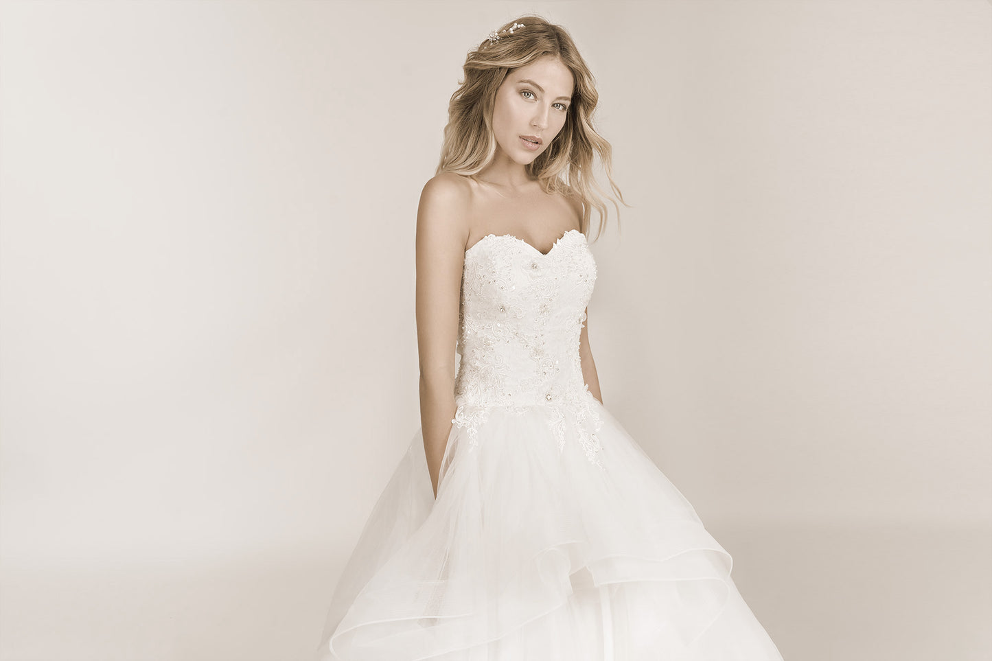 Frida Claire 7003 Amaril– Romantisches Brautkleid mit Spitzenapplikationen und fließendem Rock