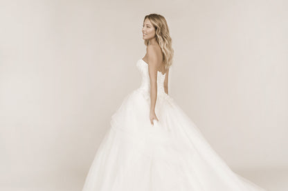 Frida Claire 7003 Amaril– Romantisches Brautkleid mit Spitzenapplikationen und fließendem Rock