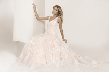 Frida Claire 7004 Genevieve – Klassische Eleganz mit zarter Spitze und fließendem Rock