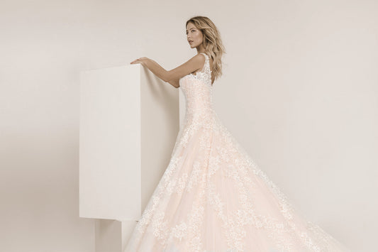 Frida Claire 7004 Genevieve – Klassische Eleganz mit zarter Spitze und fließendem Rock