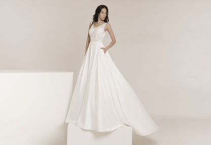 Frida Claire 7012 Audrey– Zartes Brautkleid mit edler Spitze und fließendem Rock