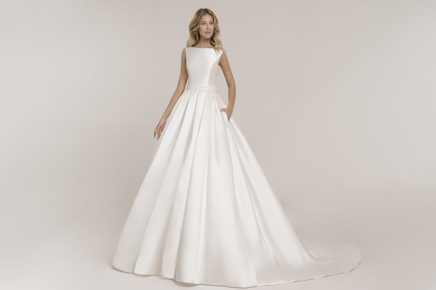 Frida Claire 7013 Soleil – Elegantes Brautkleid mit hochgeschlossenem Oberteil und fließendem Rock