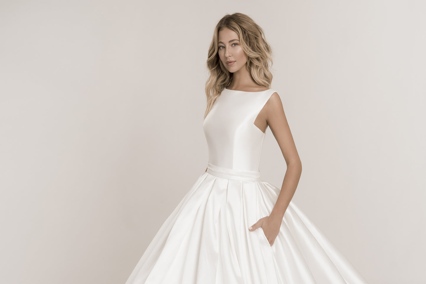 Frida Claire 7013 Soleil – Elegantes Brautkleid mit hochgeschlossenem Oberteil und fließendem Rock