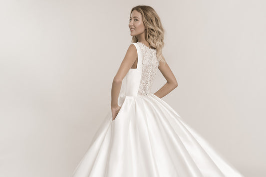 Frida Claire 7013 Soleil – Elegantes Brautkleid mit hochgeschlossenem Oberteil und fließendem Rock