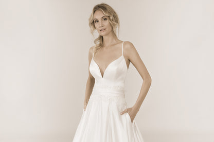 Frida Claire 7014 Seraphina – Elegantes Brautkleid mit hochgeschlossenem Oberteil und fließendem Rock