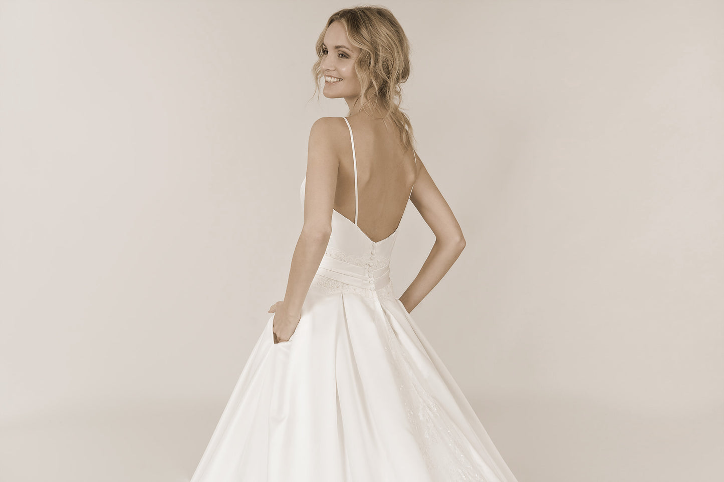 Frida Claire 7014 Seraphina – Elegantes Brautkleid mit hochgeschlossenem Oberteil und fließendem Rock