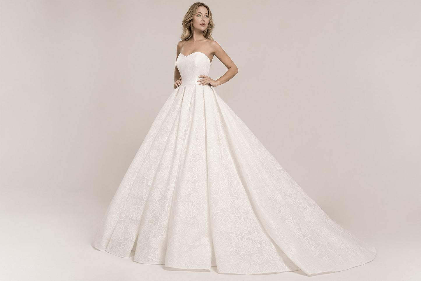 Frida Claire 7015 Belle – Zeitloses Brautkleid mit schlichter Eleganz und fließendem Rock