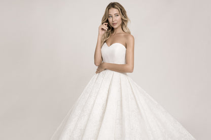 Frida Claire 7015 Belle – Zeitloses Brautkleid mit schlichter Eleganz und fließendem Rock