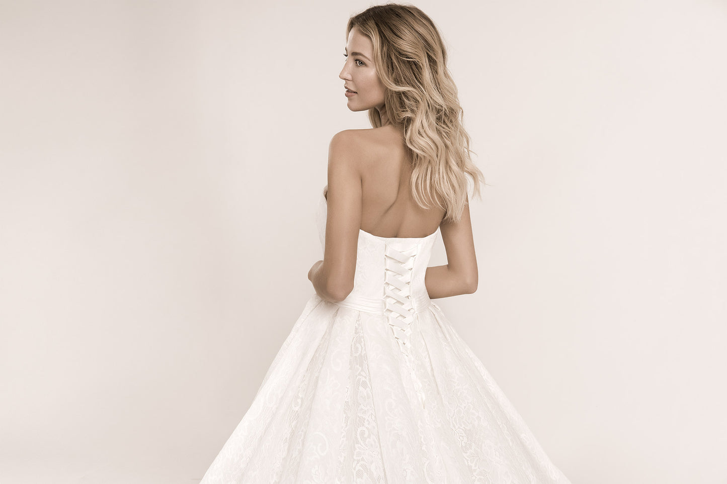 Frida Claire 7015 Belle – Zeitloses Brautkleid mit schlichter Eleganz und fließendem Rock