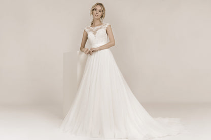 Frida Claire 7016 Giselle – Romantisches Brautkleid mit feiner Spitze und fließendem Rock