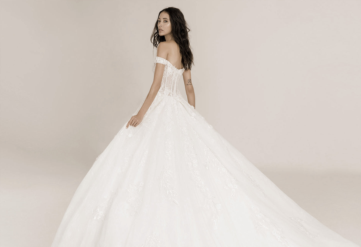 Frida Claire 7021 Cinderella – Modernes Brautkleid mit klaren Linien und zeitloser Eleganz