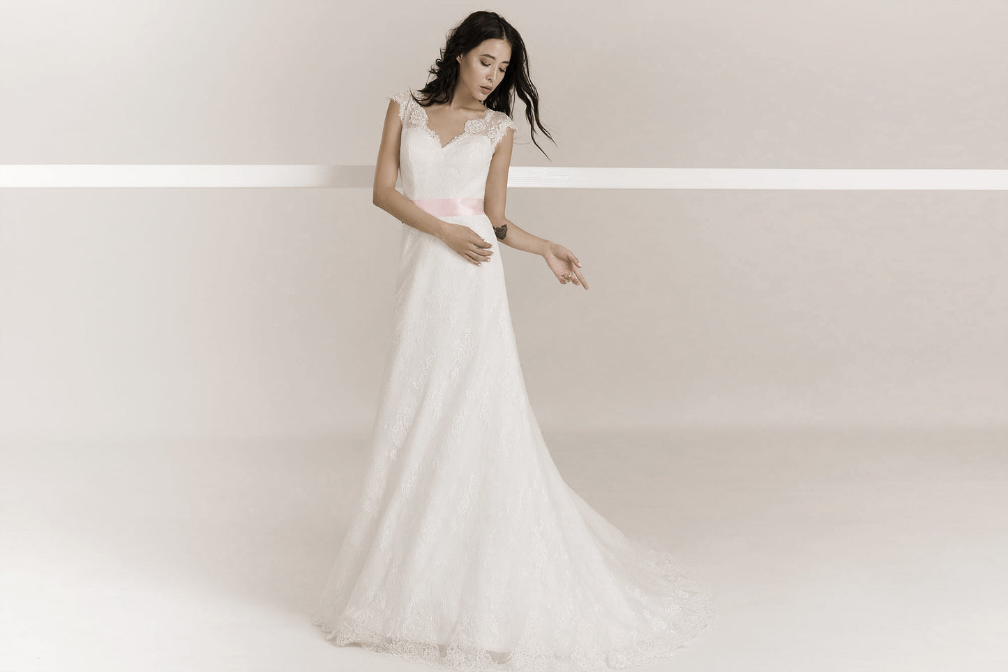 Frida Claire 7024 Jasmine – Stilvolle Schlichtheit mit modernen Details