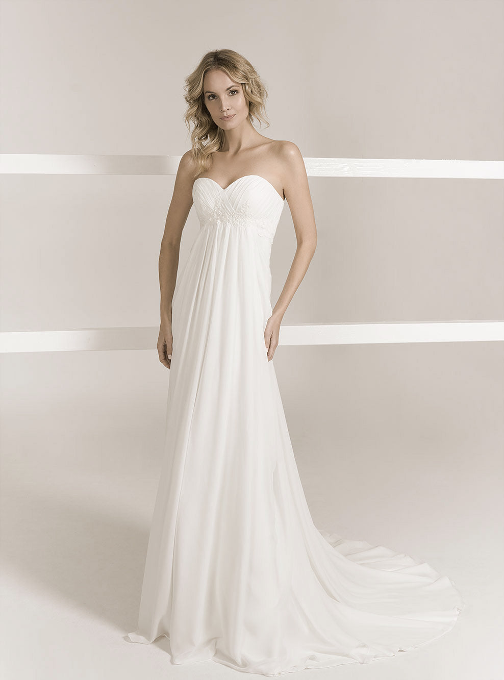 Frida Claire 7028 Adele – Zeitlose Eleganz mit sanft fließender Silhouette