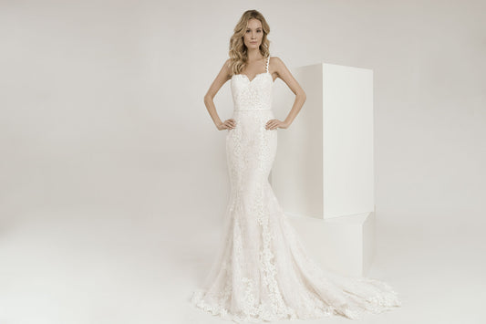 Frida Claire 7041 Ayla – Romantisches Brautkleid mit herzförmigem Ausschnitt und Spitzenapplikationen