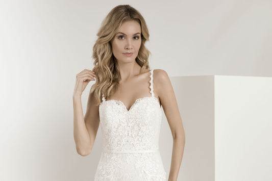 Frida Claire 7041 Ayla – Romantisches Brautkleid mit herzförmigem Ausschnitt und Spitzenapplikationen